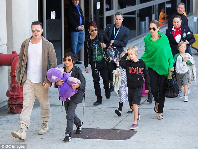  Brad Pitt và Angelina Jolie bên các con khi còn hạnh phúc 