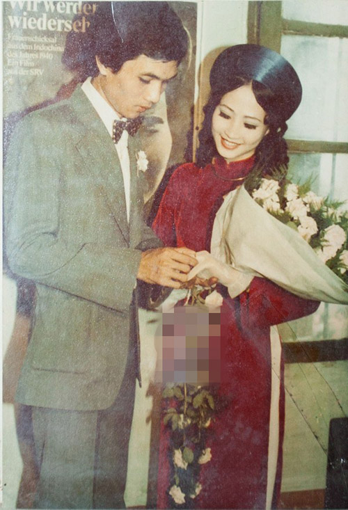 NSND Như Quỳnh và nhiếp ảnh gia Hữu Bảo làm đám cưới năm 1980. Như Quỳnh mặc bộ áo dài nhung màu đỏ, đầu đội mấn lụa, đậm chất thiếu nữ Hà Thành.