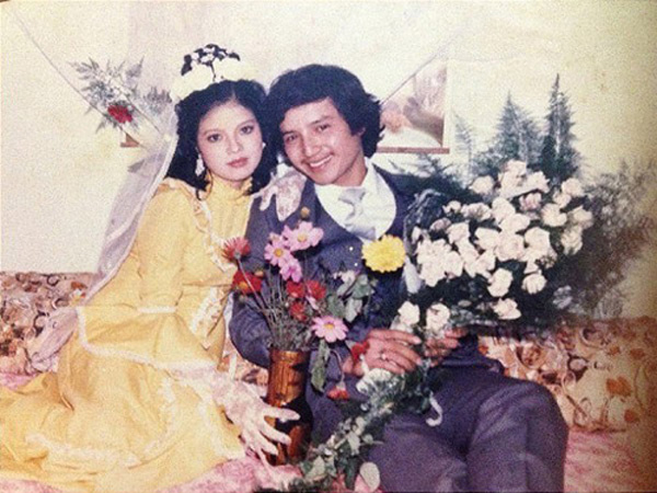 Đám cưới của NSƯT Chí Trung và Ngọc Huyền được tổ chức vào đầu năm 1986 sau 7 năm hẹn hò. Ngọc Huyền chọn bộ soiree mang phong cách châu Âu màu vàng độc đáo. Để hoàn thiện vẻ ngoài, cô dâu kết hợp cùng găng tay ren và voan chùm đầu có gắn hoa trắng.
