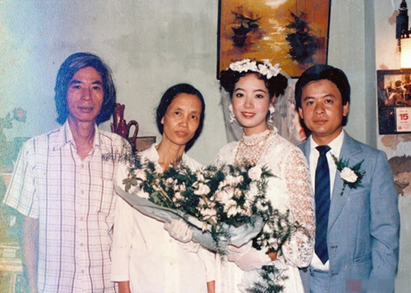 Nghệ sĩ Chiều Xuân kết hôn với nhạc sĩ Đỗ Hồng Quân vào ngày 15/3/1987. Lúc này, cô là sinh viên khoa diễn viên của trường đại học Sân khấu Điện ảnh Hà Nội. Lễ rước dâu của chàng nhạc sĩ 31 tuổi và nữ diễn viên 20 tuổi khi ấy đã làm náo động cả khu phố Thụy Khuê.
