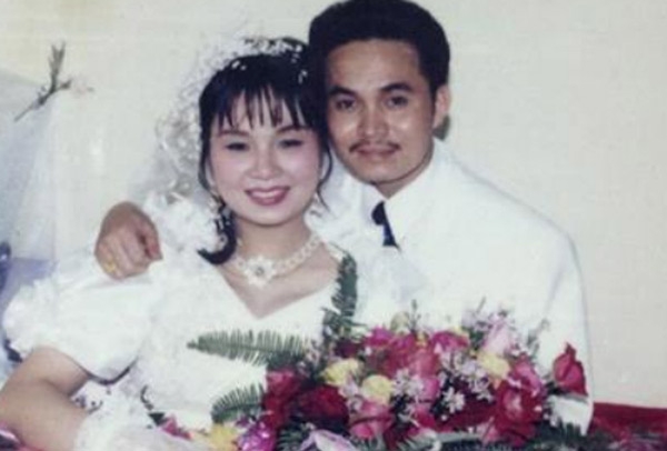 Bức ảnh cưới hiếm hoi của vợ chồng nghệ sĩ Xuân Hinh được chụp vào năm 1993. Trong đám cưới, Xuân Hinh đi đón dâu bằng xe Dream. Vợ nghệ sĩ diện bộ váy cưới tay bồng cổ điển cùng chiếc vòng cổ bằng nhựa được đính kết hạt thủ công.