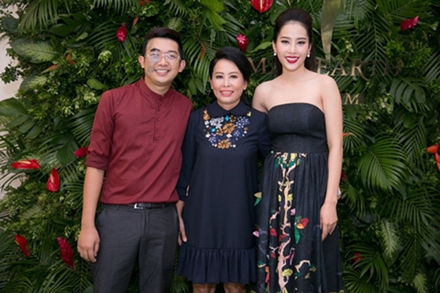 Ông Nguyễn Chiến Hữu (ngoài cùng bên trái) - đại diện đơn vị nắm giữ bản quyền đưa Nam Em dự thi Hoa hậu Trái đất 2016. 