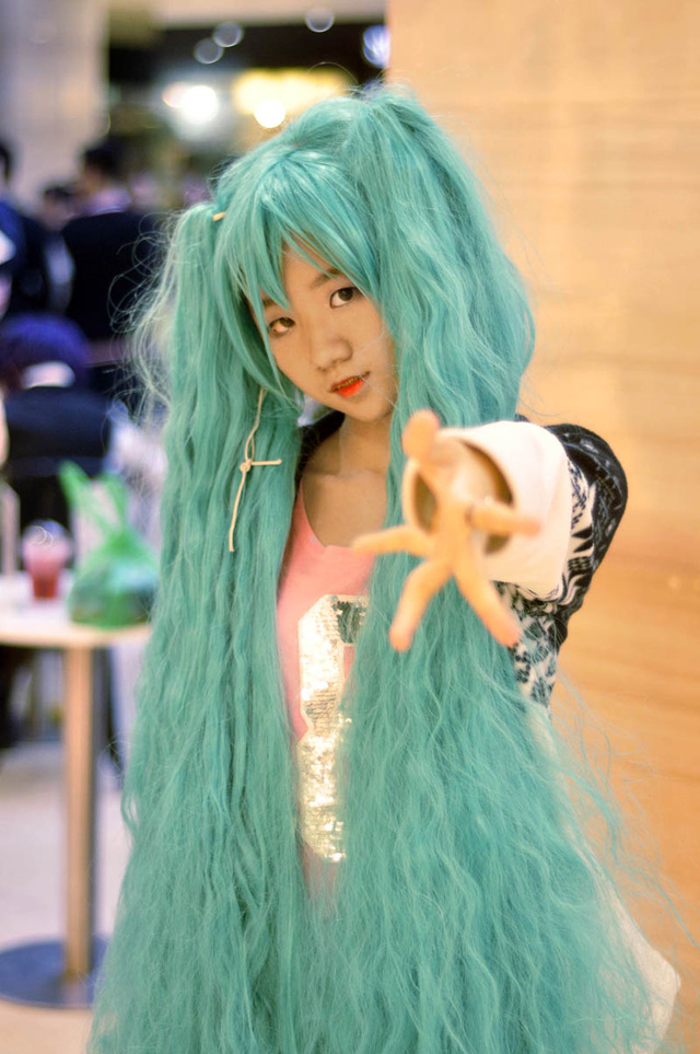  Mái tóc giả màu xanh dày và dài của cô gái này thu hút mọi sự chú ý của người tham gia lễ hội Halloween năm nay. 