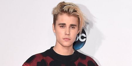  Justin Bieber vừa xin lỗi fans… 