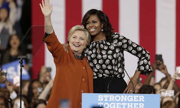 Ứng viên tổng thống Mỹ đảng Dân chủ Hillary Clinton và đệ nhất phu nhân Michelle Obama hôm qua cùng xuất hiện trên sân khấu vận động tranh cử ở thành phố Winston-Salem, bang Bắc Carolina. Ảnh: AP