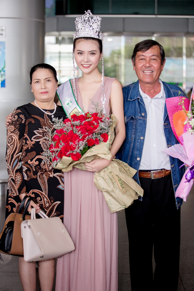 Ngọc Duyên bên cạnh bố mẹ mình trong ngày trở về từ Hàn Quốc sau cuộc thi
