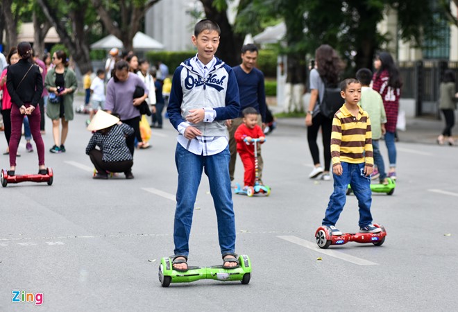 Ôm nhau trượt xe điện thăng bằng bất chấp nguy cơ tai nạn