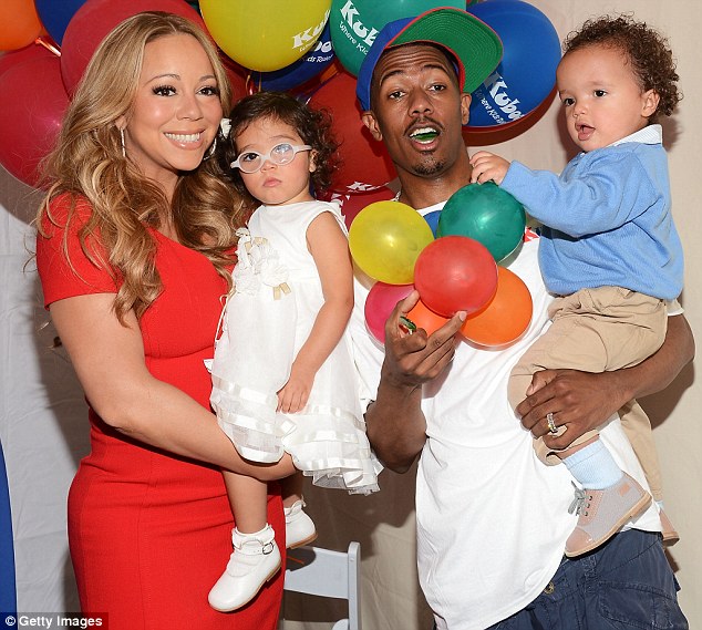  Mariah Carey và chồng cũ, Nick Cannon, cùng hai đứa con của hai người. 