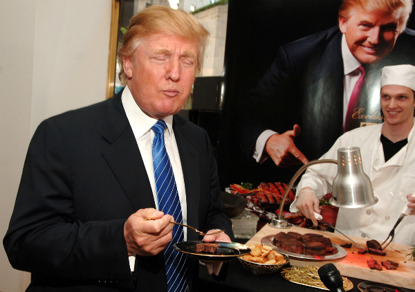 Một trong những lý do thích ăn đồ ăn nhanh của ông Trump chính là ông là người ưa sạch sẽ. Tôi là một người vô cùng sạch sẽ. Tôi yêu sự sạch sẽ. Tôi nghĩ bạn nên tới các cửa hàng thức ăn nhanh thay vì những nơi mà ở đó bạn không thể biết thực phẩm xuất xứ từ đâu. Ít ra họ cũng có các tiêu chuẩn nhất định, Trump nói với người dẫn chương trình Cooper từ CNN. Dù sao, đồ ăn cũng khá ngon mà, ông nhận xét.