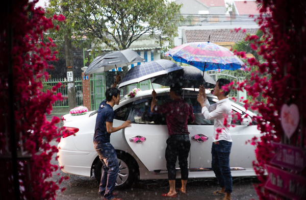 Nhà trai cách nhà gái khoảng 33km. Khi vừa đến nơi thì trời lại đổ mưa rào.