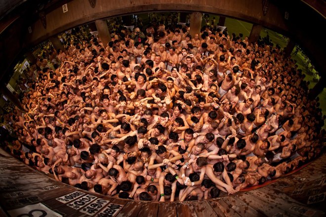 Lễ hội hàng nghìn người đàn ông 'thiếu vải' ở Nhật