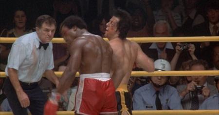 Phần một của “Rocky” năm 1976 đã khắc họa trận đấu kinh điển giữa Rocky Balboa (Sylvester Stallone) và Apollo Creed (Carl Weathers) nhưng đến phần hai năm 1979, cuộc tái đấu giữa hai võ sĩ mới thực sự khiến khán giả nghẹt thở. Khoảnh khắc hai nhân vật Rocky và Apollo cùng so kè đợi trọng tài đếm đến 10 đã thực sự đi vào lịch sử và truyền cảm hứng cho vô số tác phẩm hành động kịch tính khác mang đề tài võ sĩ quyền Anh.