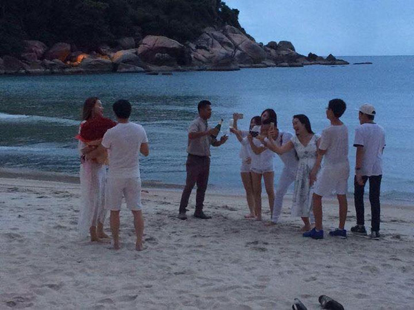 Bức ảnh Hà Hồ được bạn trai tặng hoa trên bãi biển dấy nên nghi vấn được cầu hôn.