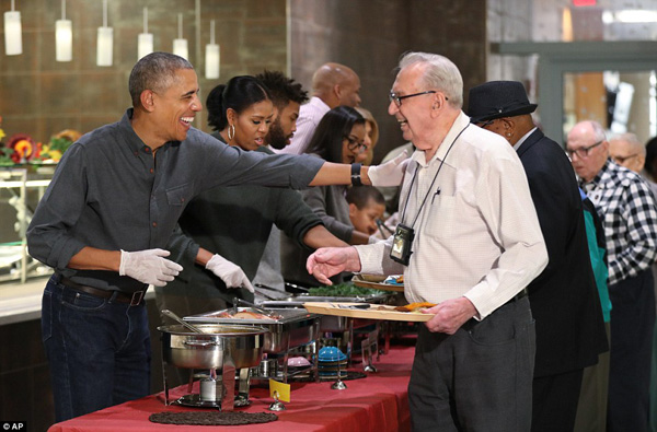 Ông Obama phụ trách phục vụ món gà tây và múc nước sốt.