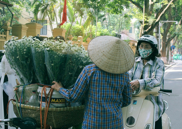 Không hiếm cảnh người ta tấp vào vệ đường, chọn những bó hoa tươi nhất, đẹp nhất đem về như một thói quen tao nhã khó bỏ.