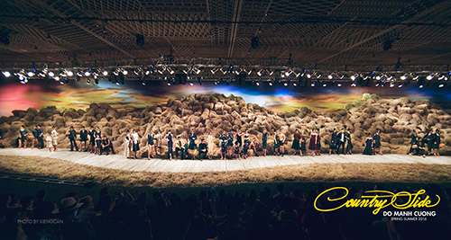 Show diễn Countryside (Cảm hứng đồng quê) của Đỗ Mạnh Cường gây ấn tượng với sàn catwalk được dựng từ 40 tấn rơm.