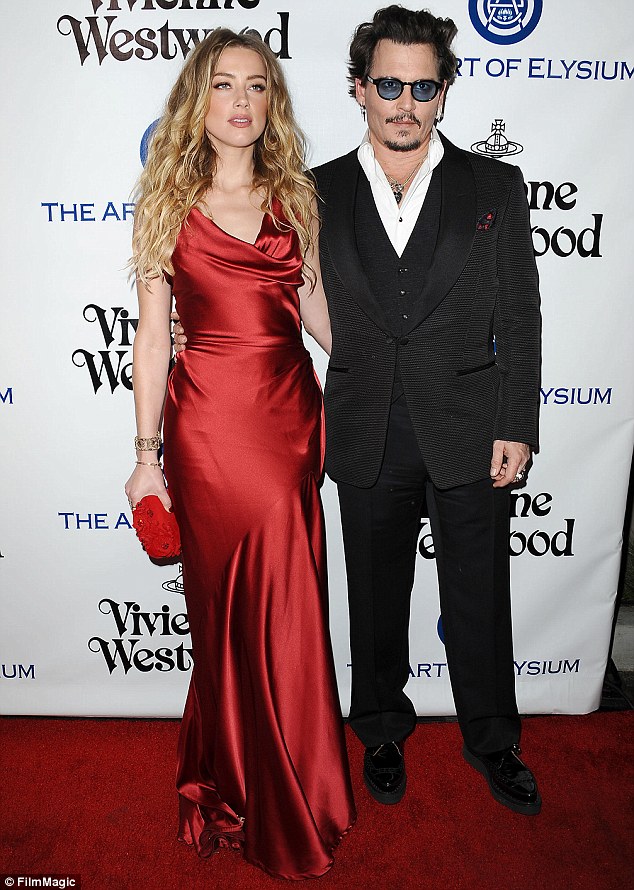 Johnny Depp vẫn chưa chuyển khoản 7 triệu USD tiền hậu ly dị cho vợ cũ dù cặp đôi đã thống nhất được 3 tháng. 