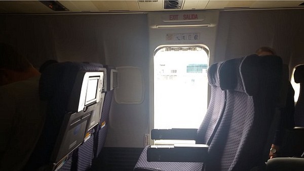 Cửa thoát hiểm trên máy bay được nữ hành khách mở ra và nhảy xuống phía dưới