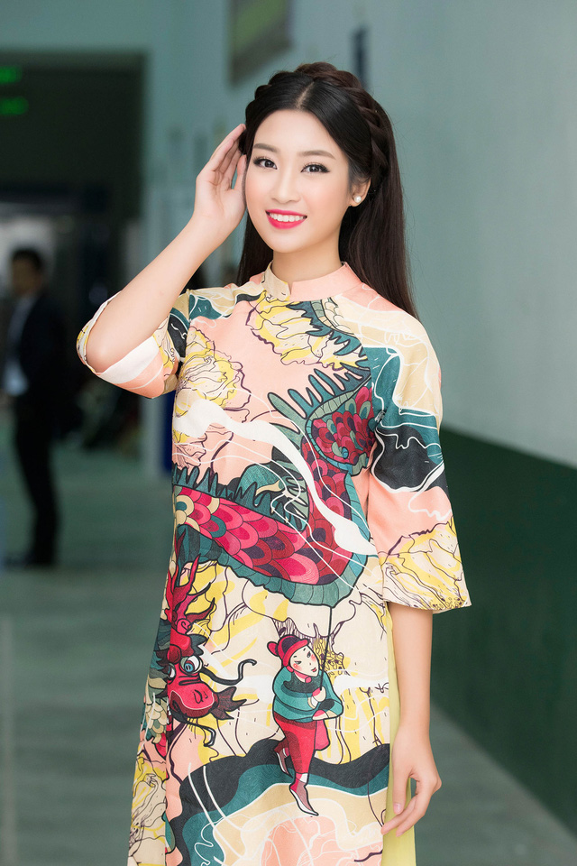 Tối qua, Hoa hậu Việt Nam 2016 gây ấn tượng với trang phục áo dài cách tân trong chung kết cuộc thi Học sinh - Sinh viên thanh lịch Đại học Quốc gia Hà Nội 2016.