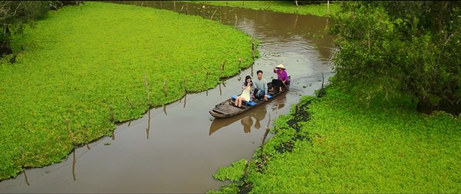 'Cho em gan anh them chut nua': Ngon tinh gian di hinh anh 2