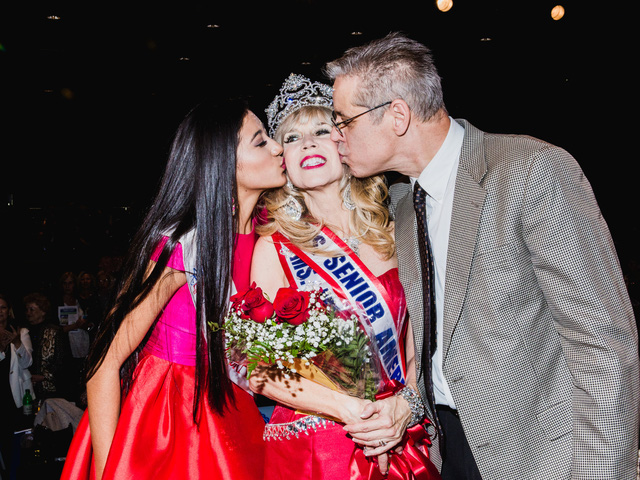 Bà cụ Peggy Lee Brennan, Hoa hậu Cao niên bang Missouri, đã vừa được trao vương miện Hoa hậu Cao niên Mỹ (Ms. Senior America 2016). Ở bên bà trong giây phút đăng quang là cô con gái và người chồng rất mực ủng hộ.