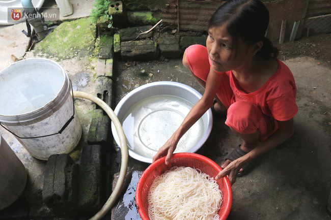 Cô gái mang khuôn mặt bà lão ở Quảng Nam ăn gấp 10 lần người bình thường, uống mỗi ngày 36 lít nước - Ảnh 4.