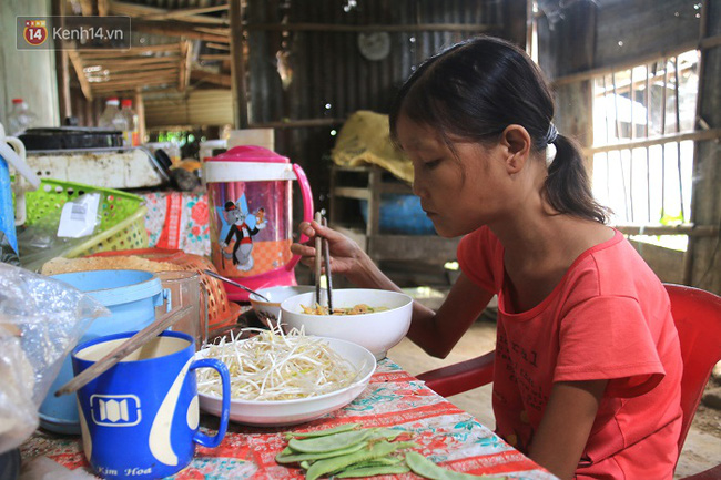 Cô gái mang khuôn mặt bà lão ở Quảng Nam ăn gấp 10 lần người bình thường, uống mỗi ngày 36 lít nước - Ảnh 5.