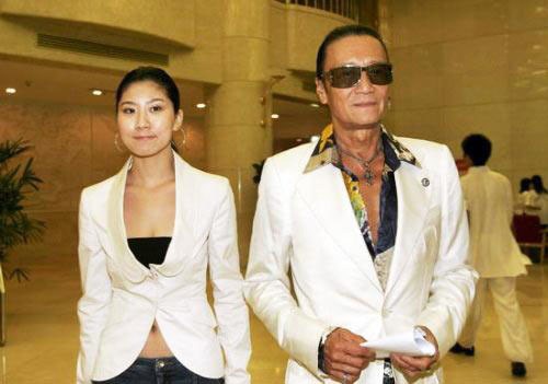  Tạ Hiền, cha ruột của Tạ Đình Phong, sắp có con với bạn gái Coco, kém ông tới 49 tuổi. 