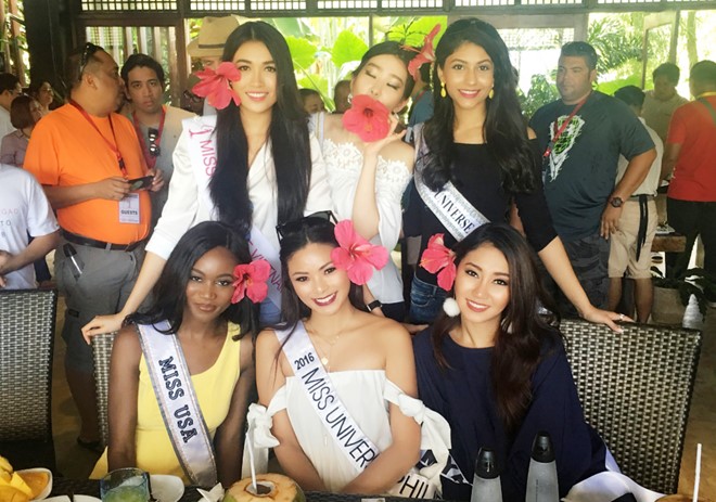 Le Hang mac goi cam giao luu cung thi sinh Miss Universe hinh anh 4