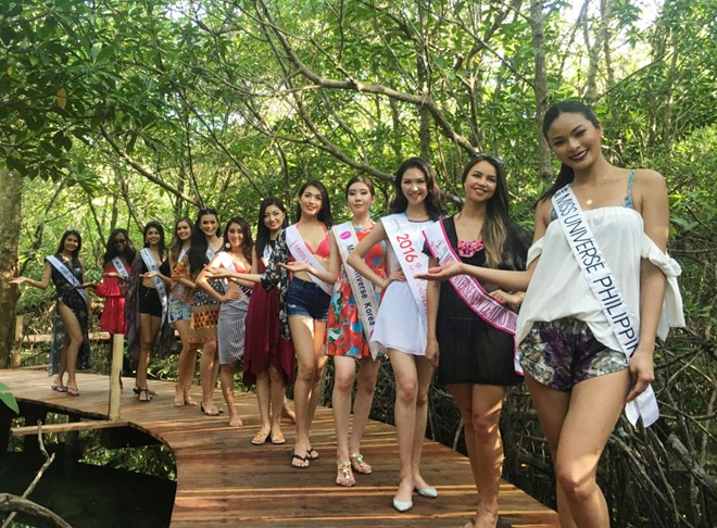 Le Hang mac goi cam giao luu cung thi sinh Miss Universe hinh anh 3