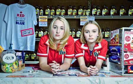 “Yoga hosers”, tác phẩm có sự tham gia của bố con Johnny Depp cũng “vinh dự” có mặt trong danh sách phim thảm họa của năm 2016 với điểm số Metacritic là 23/100