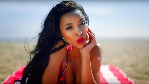 Hình ảnh trong MV Superlove của Tinashe.