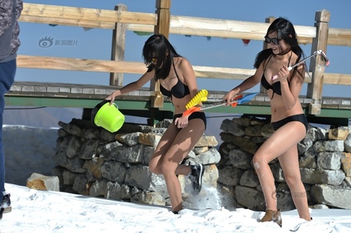 Gái xinh diện bikini nghịch tuyết khiến du khách &#34;nóng mắt&#34; - 2
