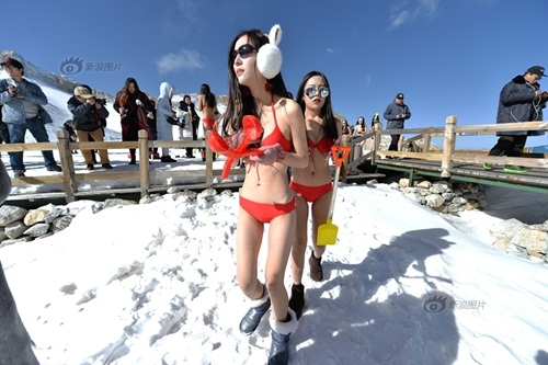 Gái xinh diện bikini nghịch tuyết khiến du khách &#34;nóng mắt&#34; - 5