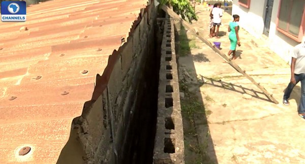  Khe tường nơi cậu bé Saka bị mắc kẹt và chiếc thang được dùng để phát hiện ra cậu bé bên dưới 