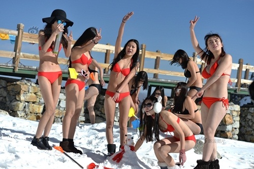 Gái xinh diện bikini nghịch tuyết khiến du khách &#34;nóng mắt&#34; - 1