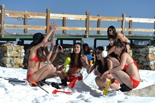 Gái xinh diện bikini nghịch tuyết khiến du khách &#34;nóng mắt&#34; - 8