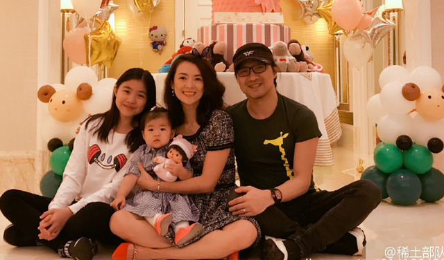  Chương Tử Di khoe ảnh chụp bốn thành viên trong gia đình cô với người hâm mộ, tối 27/12. Nữ diễn viên xinh đẹp chụp ảnh cùng chồng, con gái và con riêng của chồng. 