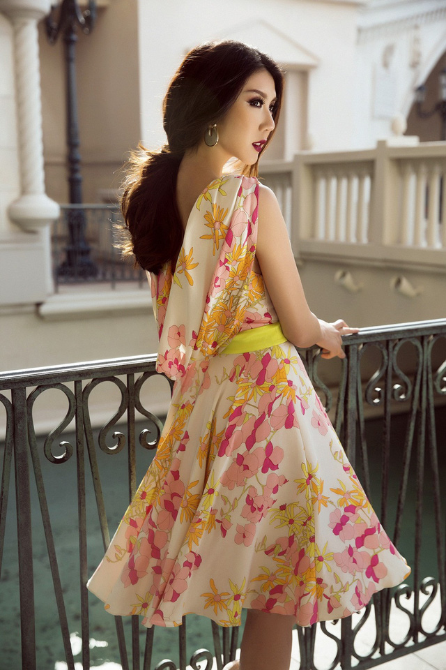 Chi tiết in hoa hiện đại cùng màu sắc rực rỡ của chiếc váy tạo nên một tổng thể sinh động, gây ấn tượng mạnh cho người đối diện.