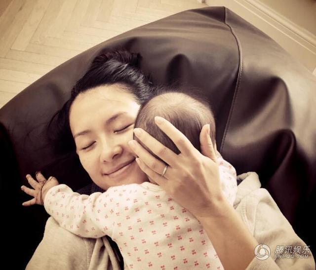  Hình ảnh giản dị của một trong những nữ diễn viên nổi tiếng và giàu có nhất Trung Quốc bên con gái cưng. 