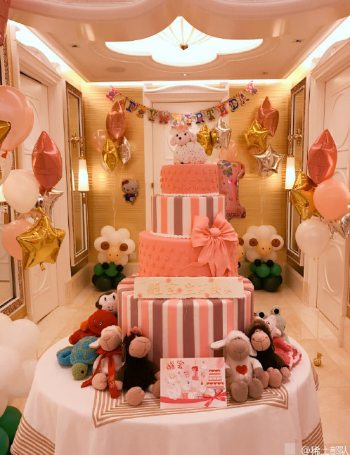  Trong ngày sinh nhật, căn phòng của bé Tỉnh Tỉnh được trang hoàng màu hồng, cam rất ấm áp và đáng yêu. 