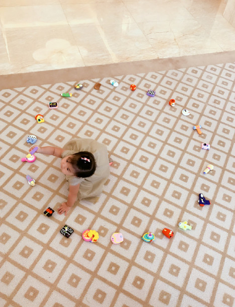  Bé gái Tỉnh Tỉnh của Chương Tử Di thích thú khám phá những món đồ chơi mới trong ngày sinh nhật 1 tuổi. 