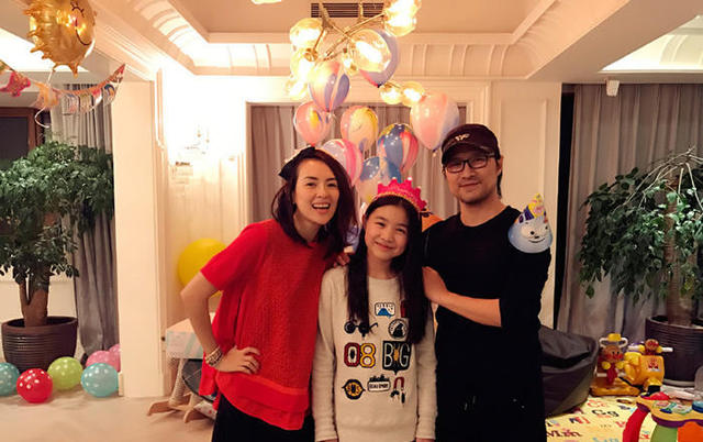  Vợ chồng Chương Tử Di chụp hình cùng con gái riêng của Uông Phong. Cô bé này là kết quả tình yêu giữa Uông Phong với người vợ thứ hai. 