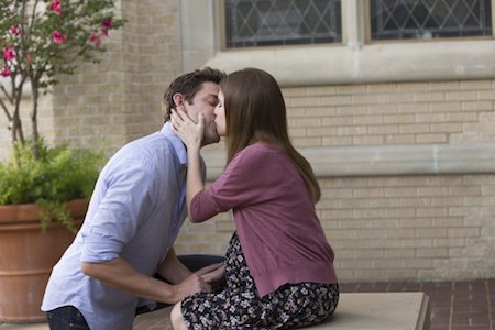 Nụ hôn giữa John Krasinski và Anna Kendrick trong “The Hollars” được đánh giá là vô cùng dễ thương
