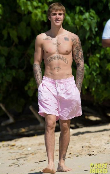  Justin Bieber diện quần short hồng khi đi dạo dọc bãi biển ở Barbados. Ngôi sao 22 tuổi đi nghỉ cùng cả gia đình tại đây nhân dịp Giáng sinh và đón năm mới 2017. 