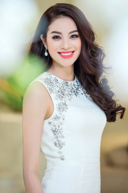 Hoa hậu Phạm Hương chọn cách đổ ngôi lệch bên để tạo điểm nhấn cho mái tóc.