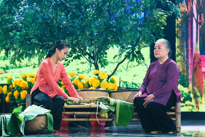 Hoang Thuy Linh va Chi Pu dien ao yem quyen ru tren san khau hinh anh 5