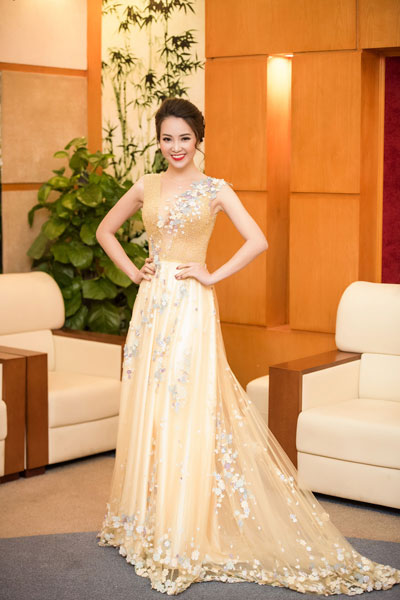  Đảm nhận vai trò MC cho chương trình ghi hình Tết 2017, Á hậu Thụy Vân thay nhiều bộ váy áo lộng lẫy. 