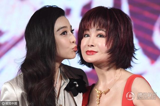  Phạm Băng Băng tặng đàn chị hơn cô gần 40 tuổi một nụ hôn lên má. 