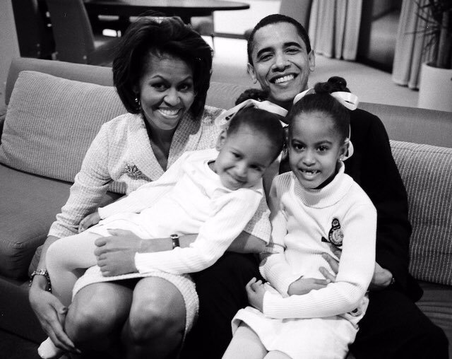 Ảnh gia đình ông bà Obama và hai con gái - Ảnh: Twitter The First Lady